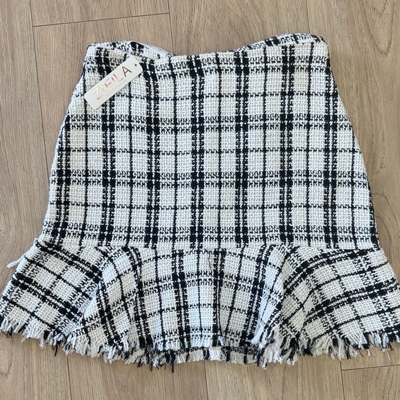 ziela Dresses & Skirts - Ziela Black & White Plaid Tweed Ruffle-Hem Skirt